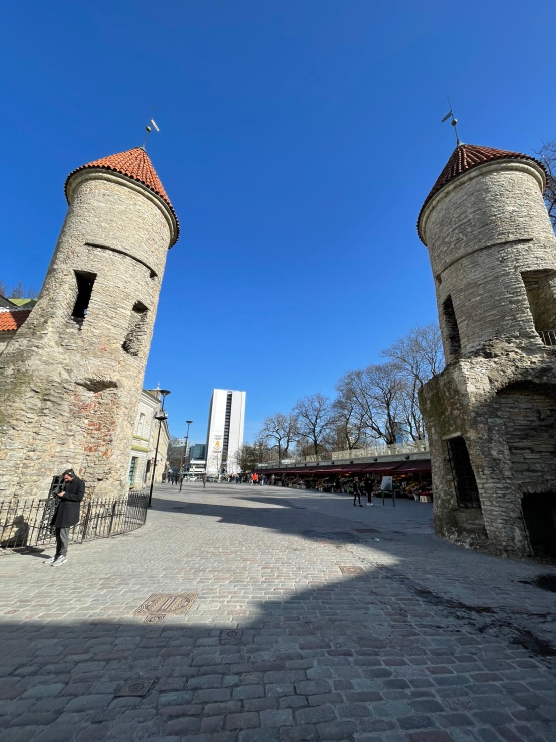 タリン旧市街の東に位置する城門Viru Gate（ヴィルゲート）を城壁内側から見た風景