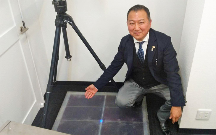 写真:平塚社長が紹介する太陽光発電舗装「Solar Mobiway」