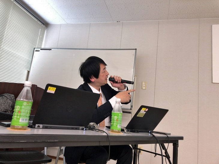 写真：RPA勉強会の模様-講師1