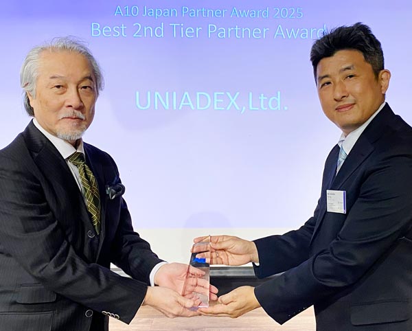 「Best 2nd Tier Partner Award」の受賞写真