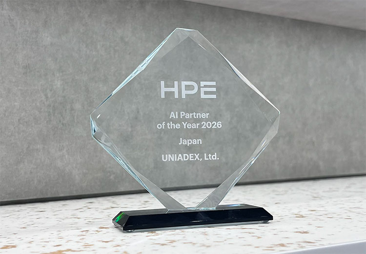 「HPE Partner of the Year Awards 2026」受賞トロフィー写真